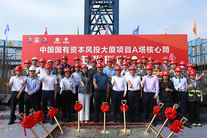 （封顶仪式集体合影）.jpg